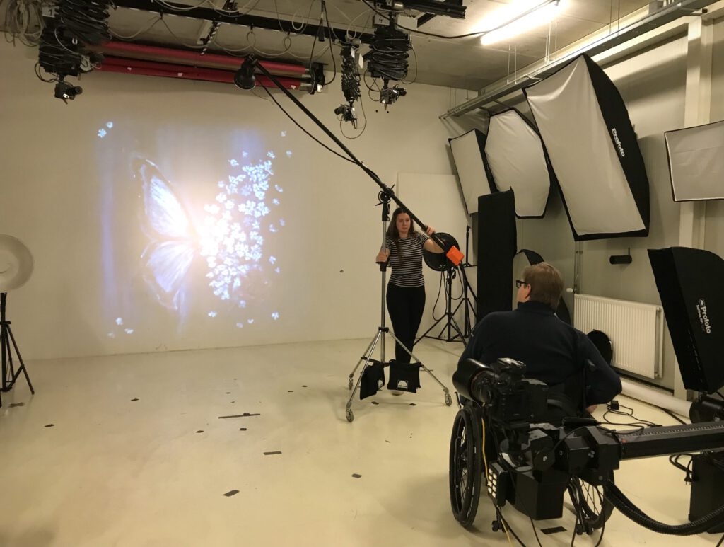 Metamorphose by Saskia Stapel projected on the wall at John Geven Studio's, schilderij geprojecteerd, fotograaf