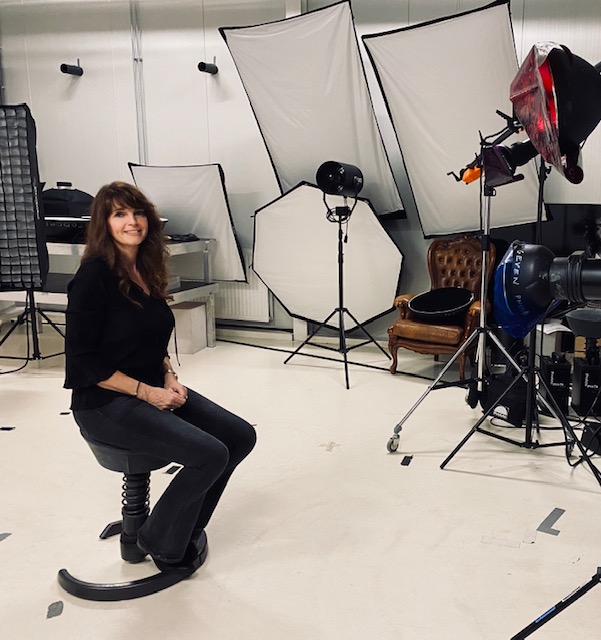 Saskia Stapel, photoshoot John Geven Studio's camera's lights vrouw in fotostudio camera lichten
